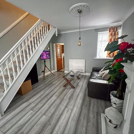 Spacious Retreat - Remote Worker & Family Friendly Portsmouth Buitenkant foto