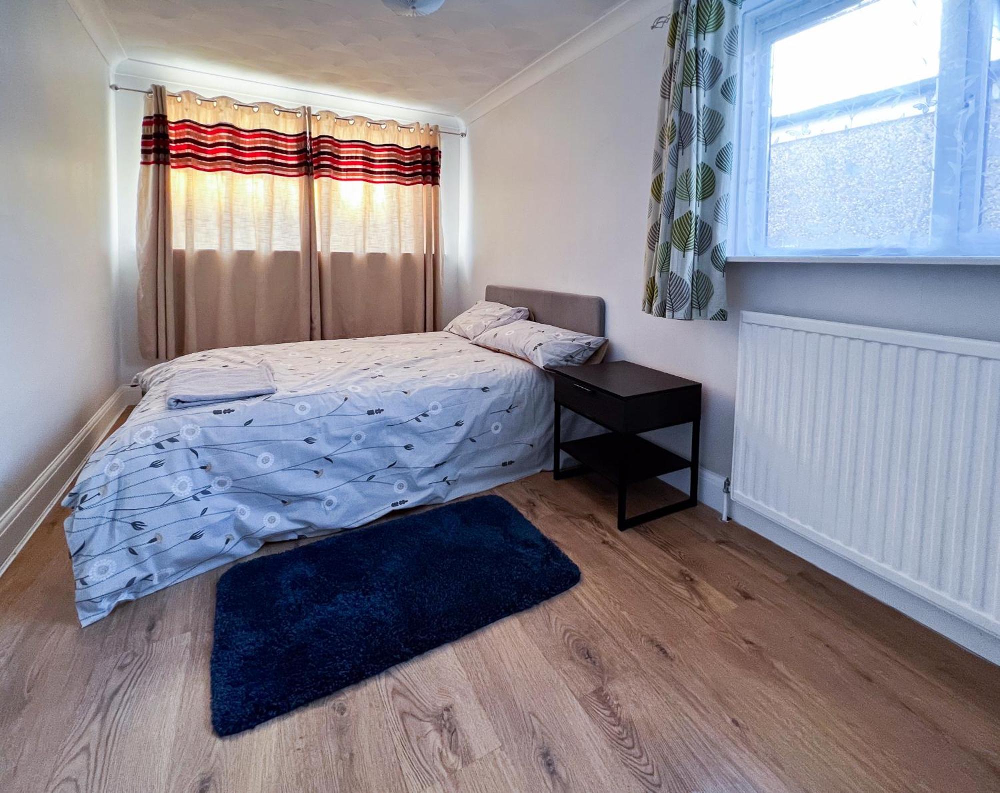 Spacious Retreat - Remote Worker & Family Friendly Portsmouth Buitenkant foto